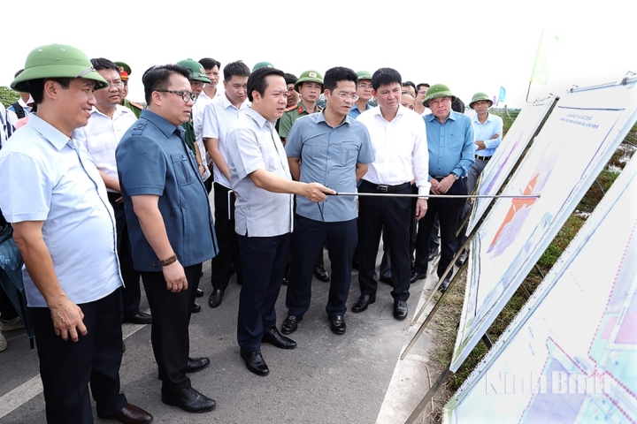 Đồng chí Chủ tịch UBND tỉnh và Đoàn đã tới thăm, động viên sản xuất tại Khu công nghiệp Hải Long (VSIP Nam Định) thuộc xã Giao Hưng, do Công ty TNHH VSIP Nam Định thực hiện